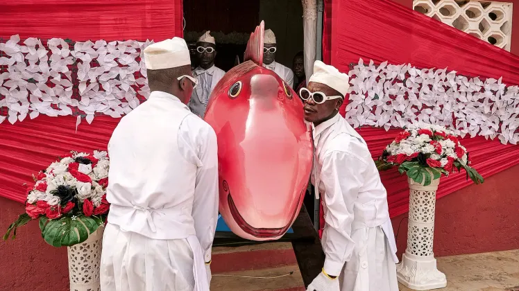 কীভাবে অন্ত্যেষ্টিক্রিয়া আফ্রিকাকে দরিদ্র রাখে