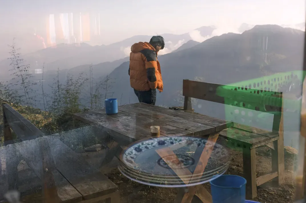 গাইড অর্জুন রাই মেরা ভিউ লজের বাইরে দাঁড়িয়ে আছেন