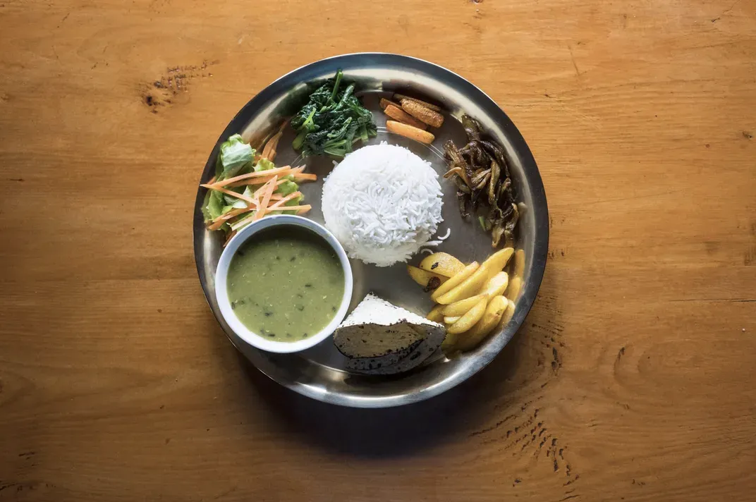 ডাল ভাত (মসুর ডালের স্যুপ এবং ভাপানো ভাত), যা নেপালের জাতীয় খাবার হিসেবে বহুলভাবে বিবেচিত, ভাজা শাক, আলু এবং মশলাদার সবজির সাথে পরিবেশন করা যেতে পারে, পাশে রুটি বা রুটিও রাখা যেতে পারে।