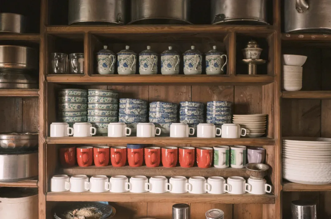 পাইয়া গ্রামের ড্রিমল্যান্ড লজের ভেতরের দৃশ্য, তাকে সাজানো মগ ও চায়ের পট