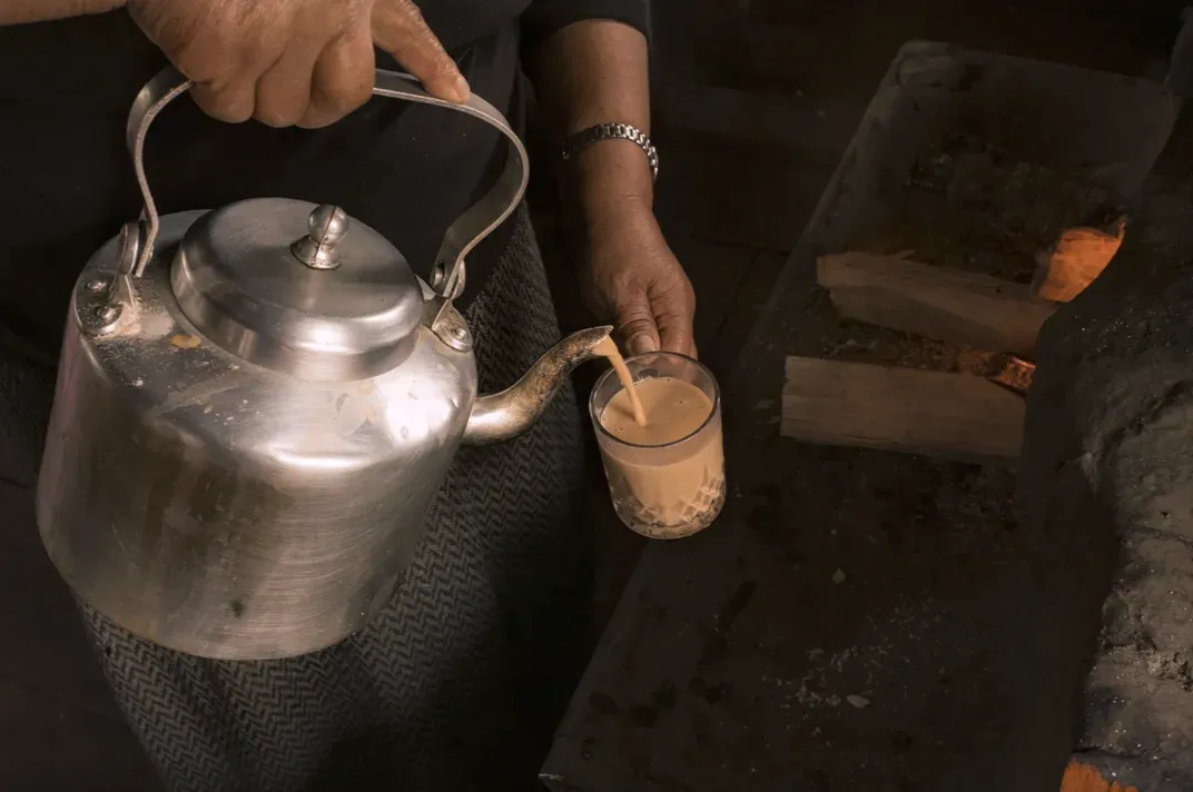 পাইয়া গ্রামে ড্রিমল্যান্ড লজের মালিক খান্দু শেরপা ঐতিহ্যবাহী শেরপা চা ঢালছেন