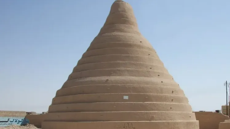 ইয়াখচালের একটি চিত্র, যা প্রাচীন পারস্যে বরফ তৈরির জন্য ব্যবহৃত হত।