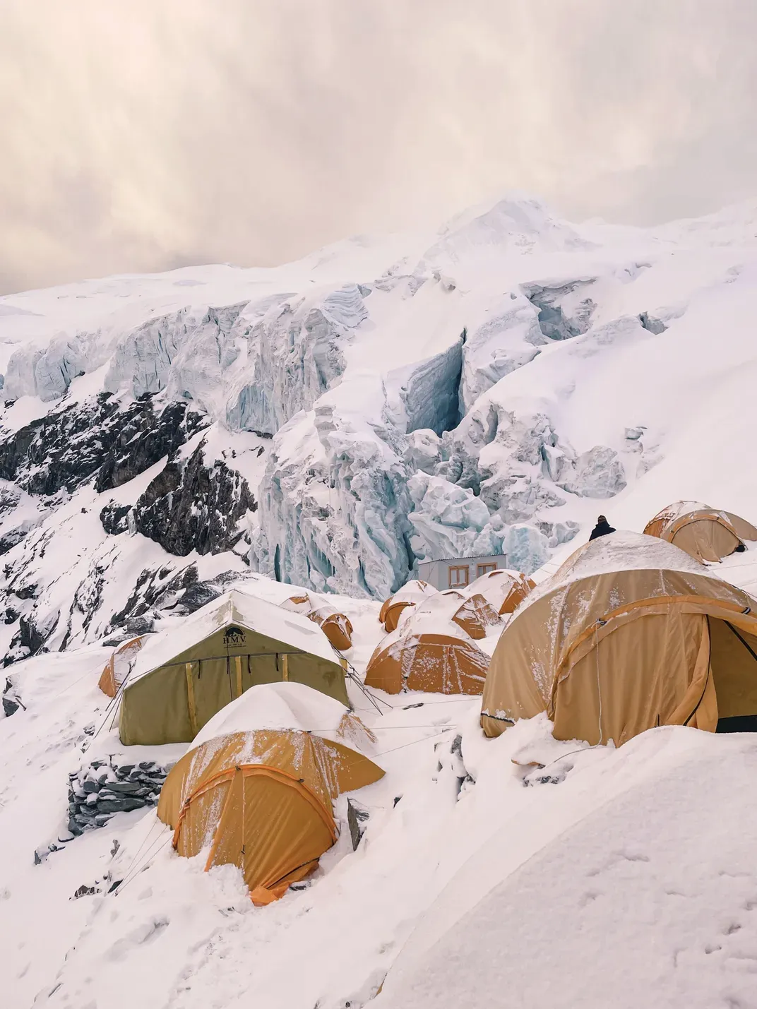 মেরার হাই ক্যাম্পে তাজা তুষার, পেছনে নেপালের সর্বোচ্চ চা-ঘর প্রায় ১৯,০০০ ফুট উচ্চতায়