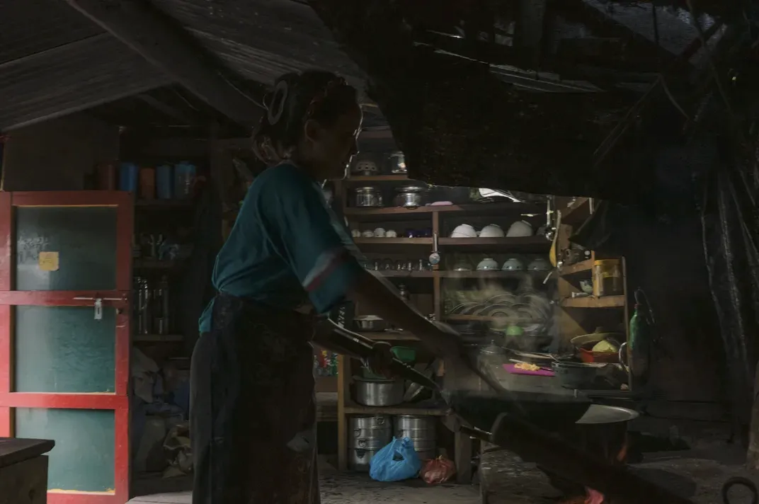 ছাত্র খোলায় মেরা রিভারসাইড লজে রান্না করছেন রাচানা রাই