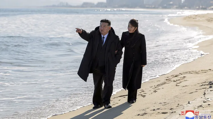 কিম জং উন ও কিম জু-এর ছবি