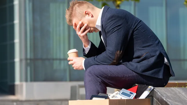 তিন বছরের মিথ: কর্পোরেট দুনিয়ায় অপেক্ষার ফাঁদ